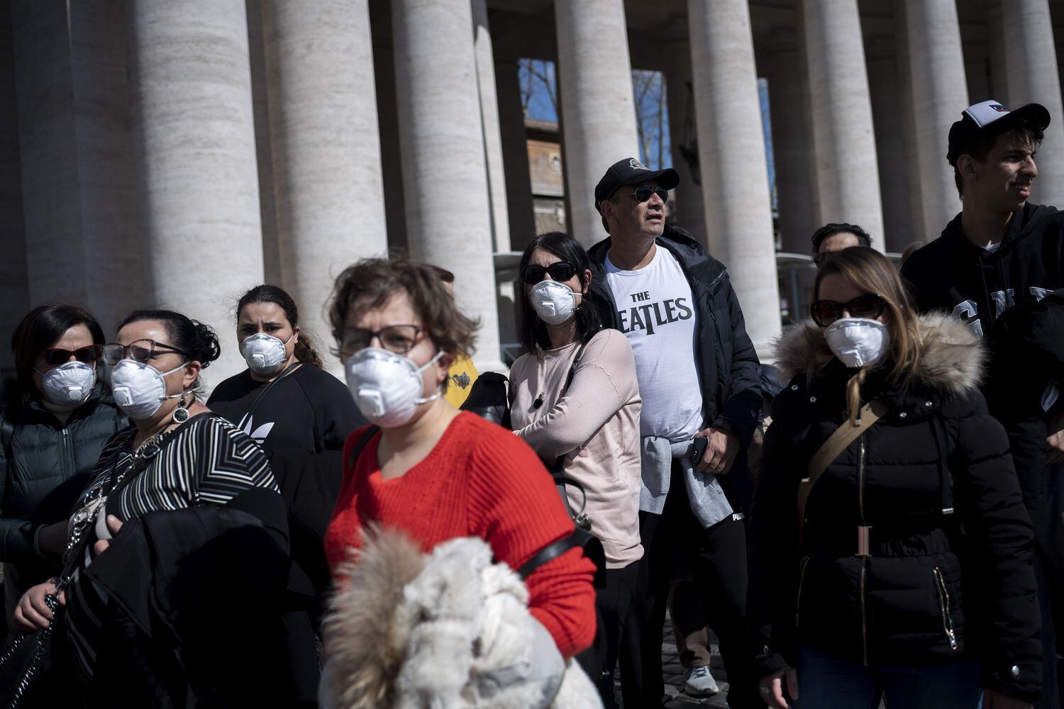 Un grupo de personas con mascarillas, este domingo en el Vaticano.