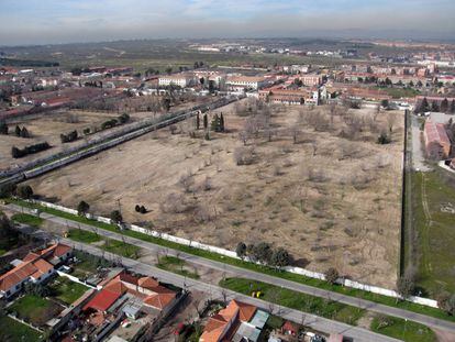 Vista aérea de los solares de una de las zonas donde se llevará a cabo la operación urbanística Campamento, en Madrid.