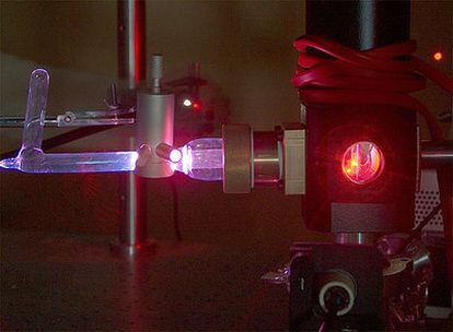 Fotólisis ultravioleta de una muestra llevada a cabo en el Laboratorio de Astrofísica Experimental de Alcoy.