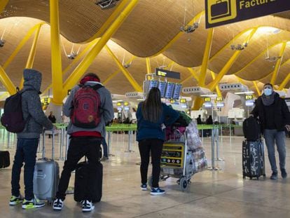 Pasajeros en la terminal 4 del aeropuerto Adolfo Suárez Madrid-Barajas.