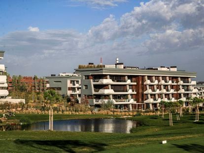 Una de las promociones de pisos de la ampliación de La Finca, junto al nuevo campo de golf.