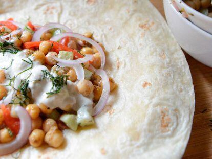 Rellenos de bocata leguminosos, especiados y salseados.