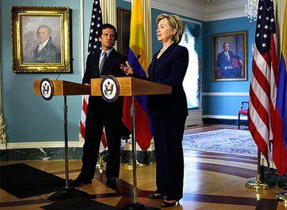 Hillary Clinton y Jaime Bermúdez Merizalde, durante la rueda de prensa que ambos han ofrecido en Washington.