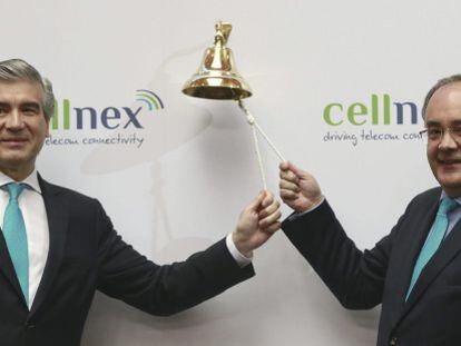 El presidente de Cellnex, Francisco Reyn&eacute;s (i), y el consejero delegado, Tob&iacute;as Mart&iacute;nez (d), durante el estreno en bolsa de esta filial de telecomunicaciones terrestres de Abertis, en mayo de 2015.