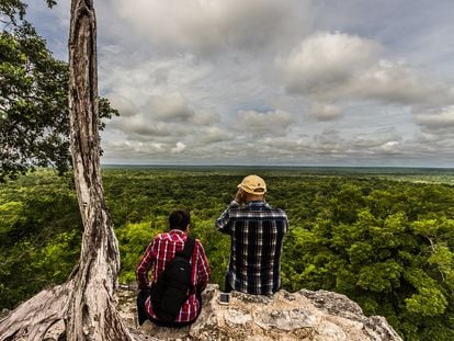 Dos turistas en la selva de Calakmul, en el Estado de Campeche.