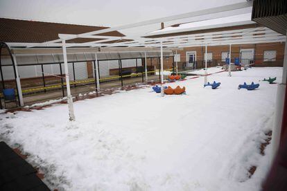 El colegio CEIP Rosa Luxemburgo cerrado por la nieve este miércoles 20 de enero