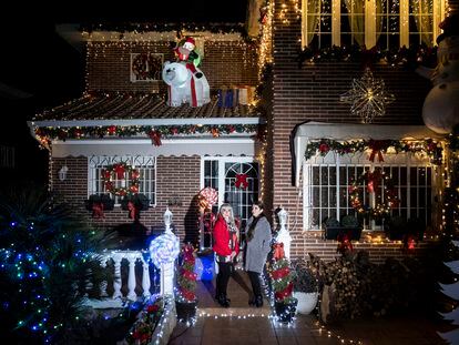 Alicia Jiménez (57 años) y Sara Fernández (32 años) posan junto a la decoración de luces navideñas que han instalado en su casa de Arroyomolinos para el concurso que organiza el ayuntamiento de ese municipio madrileño.