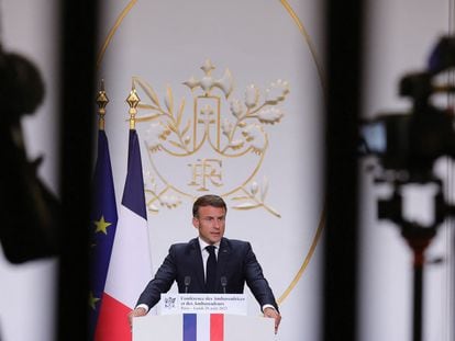 El presidente de Francia, Emmanuel Macron, se dirige a los embajadores franceses en la conferencia anual que se celebra al inicio de curso en el Palacio del Elíseo, el lunes.