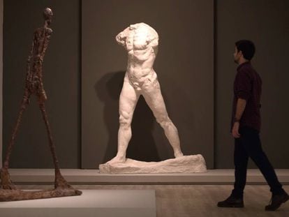 'El hombre que camina' de Giacometti (a la izquierda), frente al 'Hombre que camina' de Rodin en la exposición de la Fundación Mapfre 'Rodin-Giacometti'.