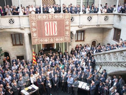 Alcaldes independentistas en el acto de 2014 con Artur Mas.
