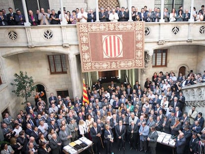 Alcaldes independentistas en el acto de 2014 con Artur Mas.