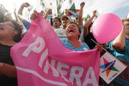 Seguidores de Sebastián Piñera celebran la victoria de su líder en Santiago
