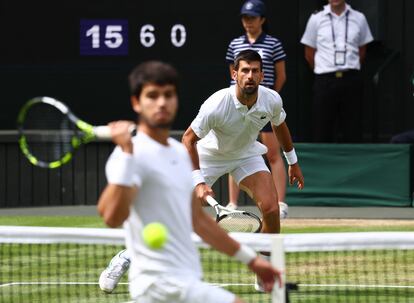 Una bola de Djokovic supera a Alcaraz, en la red.