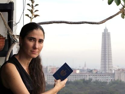 La bloguera cubana Yoani S&aacute;nchez posa con su pasaporte en La Habana.
