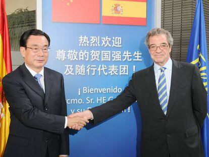 El ex presidente de Telefónica, César Alierta, en la firma de uno de los acuerdos con China Unicom. 