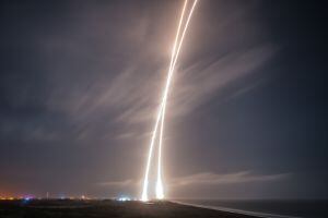 Fotografía de larga exposición en la que se aprecia, en el cielo nocturno de Florida, la doble traza del cohete Falcon9: la de ascenso y la de regreso controlado, diez minutos más tarde, de la primera etapa del lanzador.