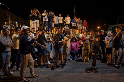 Celebraciones tras la reapertura de la frontera entre España y Marruecos en los alrededores del paso fronterizo de Beni Enzar, el 17 de mayo de 2022, en Melilla, España.