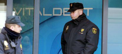 Un policía en la puerta de la clínica Vitaldent de la calle Albalá, en Madrid.