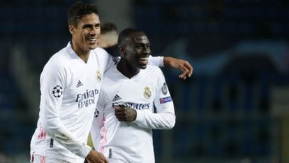 Ferland Mendy celebra con Varane el resultado final del partido de Champions contra el Atalanta.