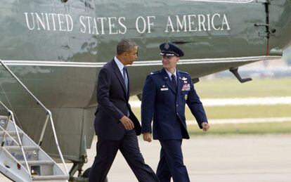 Obama, este jueves, junto a un coronel antes de subir al avi&oacute;n presidencial.