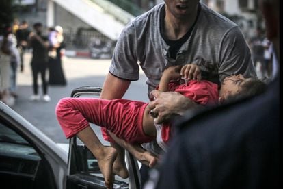 Una niña palestina herida es llevado a un hospital.
