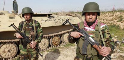 Dos combatientes kurdos montan guardia en las afueras de Mosul (Irak). 