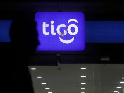 El logotipo de Tigo en una tienda en Bogotá, Colombia
