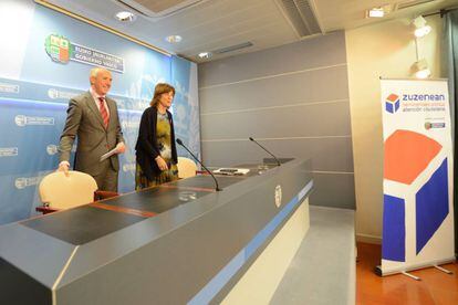 El portavoz del Gobierno vasco, Josu Erkoreka, hoy junto a la consejera Cristina Uriarte.
