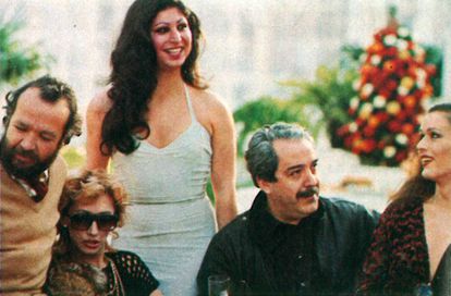 Desde la izquierda, el operador de cámara y productor Teo Escamilla, Nacha, Tamara, Giménez Rico y Eva, en el rodaje de 'Vestida de azul'
