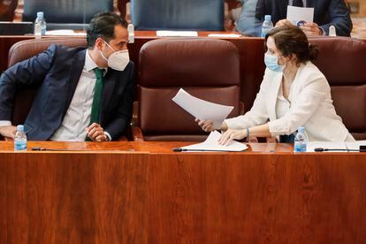 La presidenta de la Comunidad de Madrid, Isabel Díaz Ayuso, y el videpresidente, Ignacio Aguado, el martes en la Asamblea.