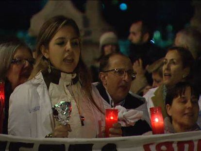 Los médicos madrileños, en huelga indefinida de lunes a jueves, continuaron anoche su reivindicación con encierros en cerca de 200 centros de salud de toda la región y vigilias con velas.