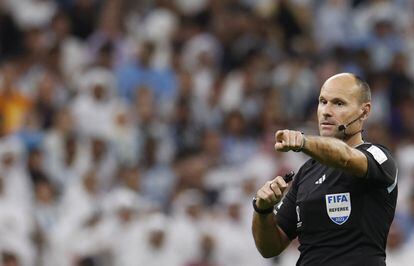 El árbitro español Antonio Mateu, durante el primer tiempo del Países Bajos - Argentina. 