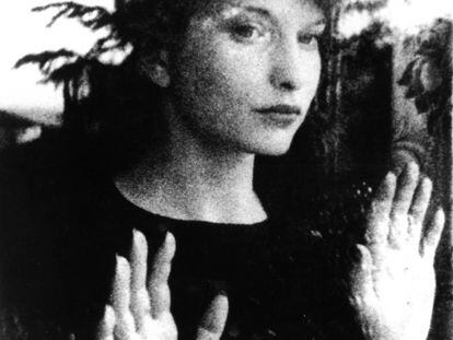 Maya Deren, en su pel&iacute;cula &#039;Meshes of the Afternoon&#039; (1943). 
 