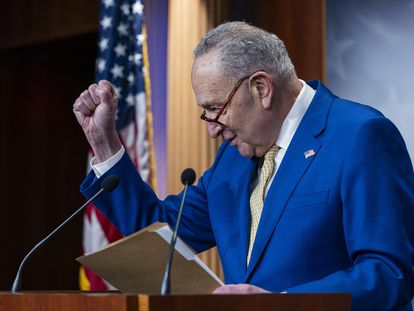 El líder de la mayoría demócrata en el Senado, Chuck Schumer, tras la aprobación del proyecto de ley de fondos para la ayuda a Ucrania e Israel, el 13 de febrero en Washington.