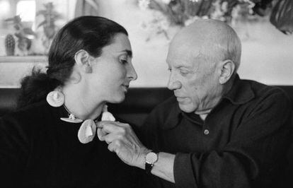 Jacqueline amb un collaret de ceràmica fet per Picasso a La Californie, Canes, 1957, en un fotografia de David Douglas Duncan.