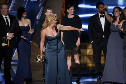 Amy Schumer es la mujer de moda en la comedia estadounidense. Aquí recibiendo el Emmy a mejor programa de 'sketches' 'Inside Amy Schumer', que dirige y guioniza también.