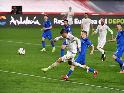 Morata marca el primer gol del partido ante Grecia este jueves en Los Cármenes.