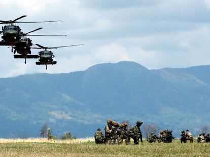 Soldados los ejércitos de Colombia y Estados Unidos participan en ejercicios militares conjuntos en el Centro Nacional de Entrenamiento de Tolemaida (Colombia).