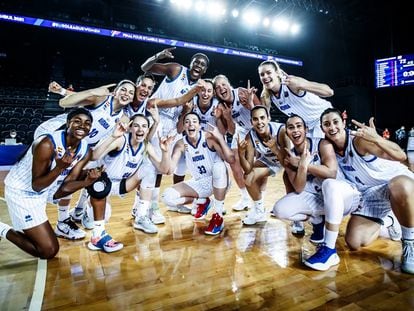 Las jugadoras del Perfumerías Avenida celebran su pase a la final de la Euroliga tras ganar al Sopron. / fiba