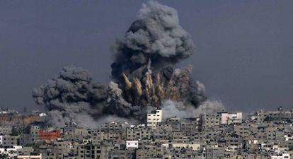 Bombardeo israelí en la capital de Gaza el 29 de julio de 2014.