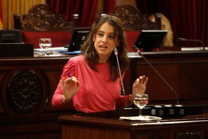 Diputado de United We Can Gloria Santiago en el Parlamento de las Islas Baleares, en diciembre de 2020.