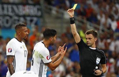El arbitro Nicola Rizzoli muestra tarjeta amarilla al jugador alemán Emre Can.