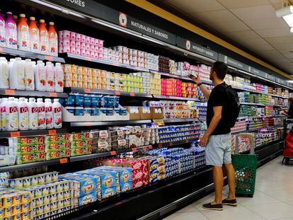 Un joven hace la compra en un supermercado de Madrid.