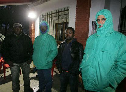 Un grupo de inmigrantes sin casa ni trabajo se refugia del frío en Baena (Córdoba).