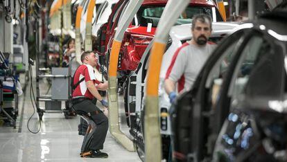 Trabajadores en la planta de Seat en Martorell.