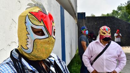 Un grupo de luchadores acude a las oficinas de la Comisión de lucha libre para recibir apoyos frente a la pandemia de la covid-19.
