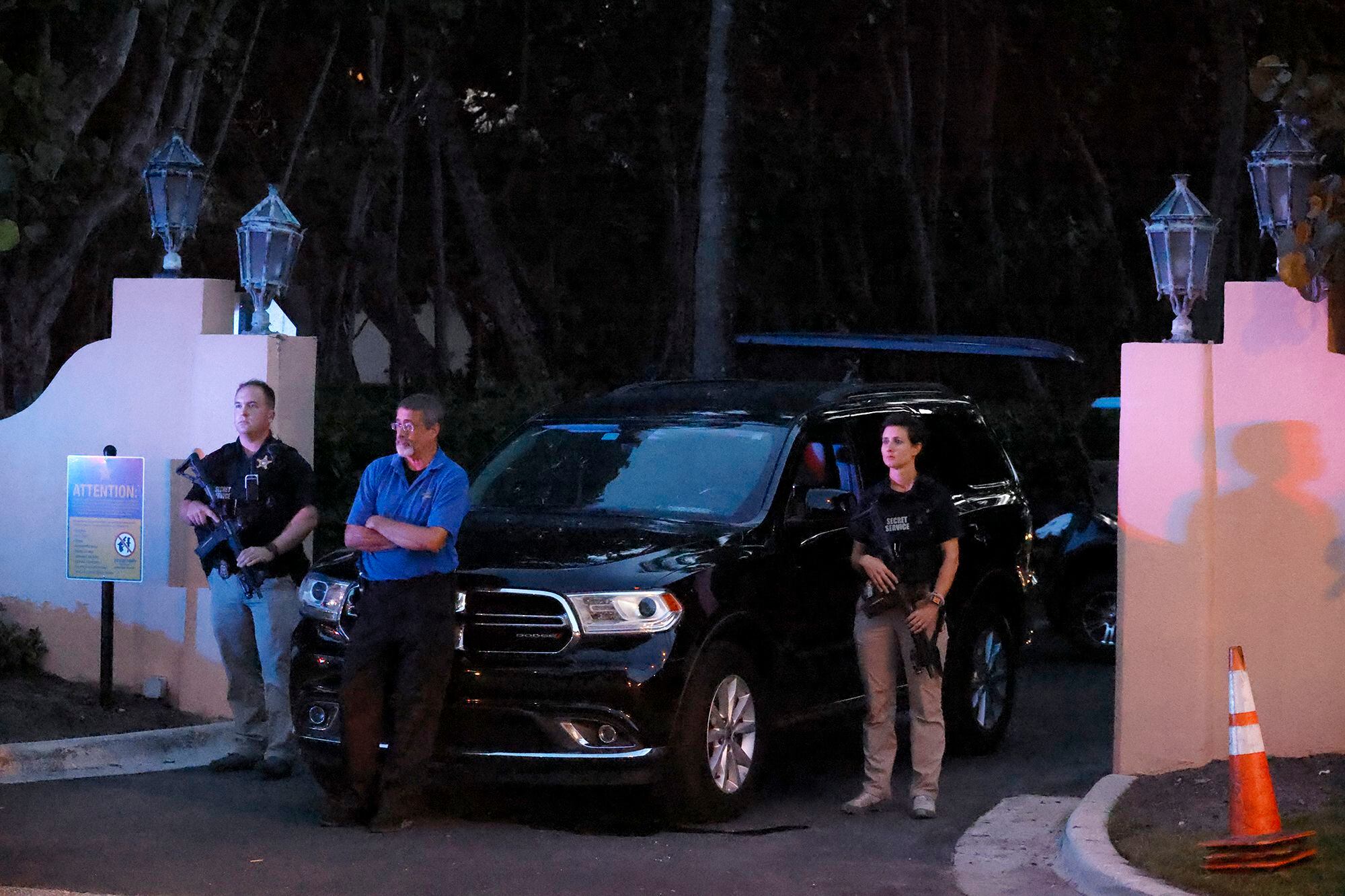 Agentes del Servicio Secreto permanecen en la entrada de la mansión de Donald Trump en Mar-a-Lago, Florida, este lunes.