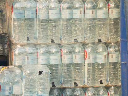 Varias botellas de agua en un supermercado.