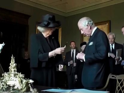 Carlos III firma su proclamación como Rey en Irlanda del Norte, el 13 de septiembre de 2022.