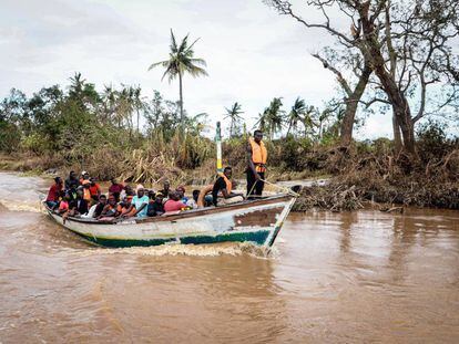 Vecinos de Buzi son evacuados en barca este domingo a Beira (Mozambique).